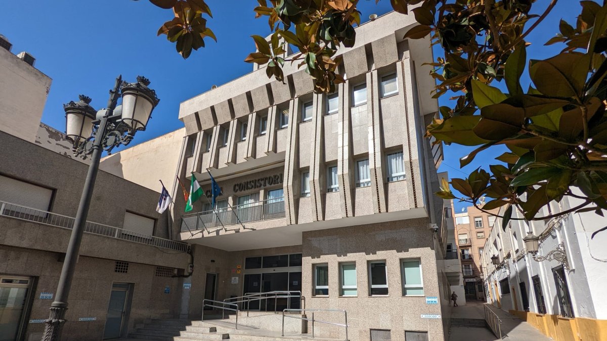 Archivo - Fachada de la actual Casa Consistorial de Roquetas de Mar (Almería).