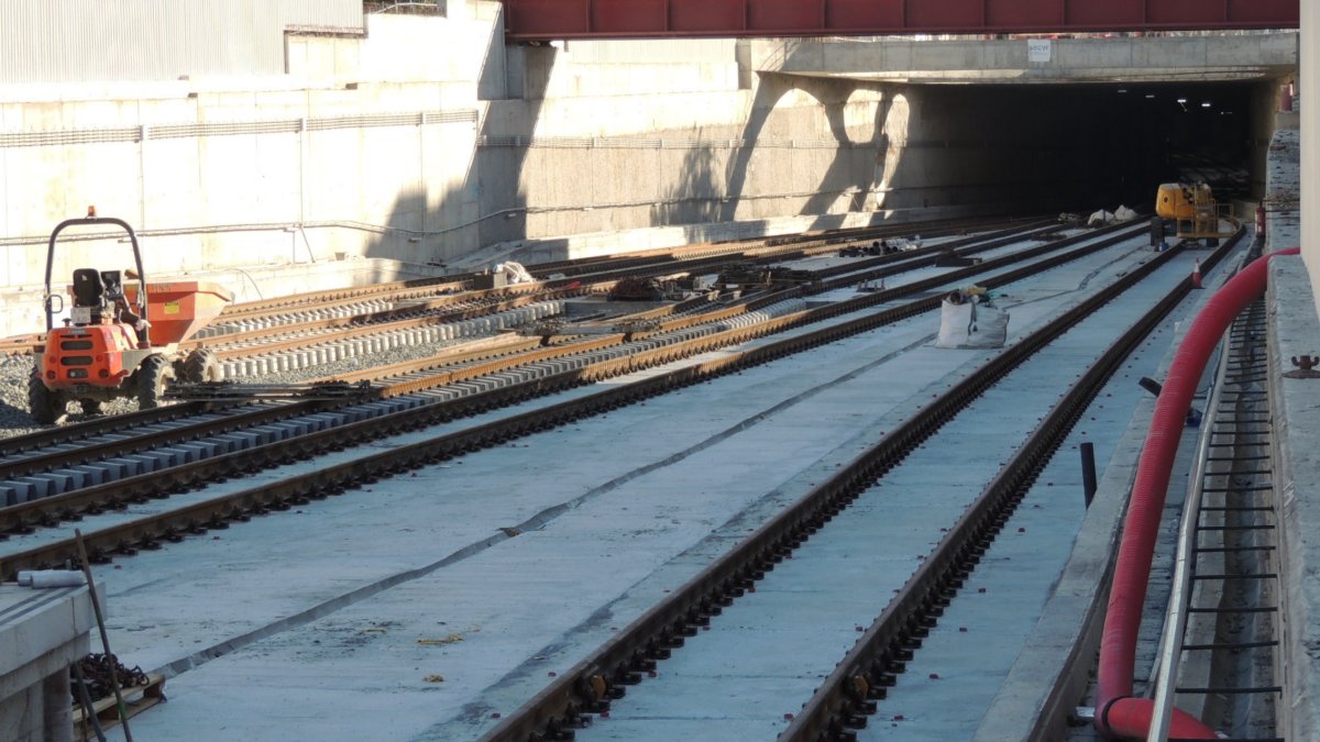Las vías de ancho ibérico e internacional saliendo del túnel de Almería capital en dirección a la estación Intermodal.