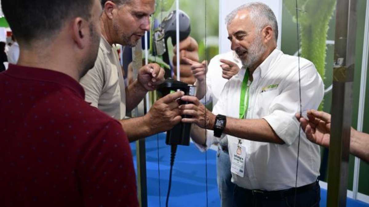 Expositor de Infoagro Exhibition, en la anterior edición de la muestra, en 2025, mostrando sus productos a profesionales del sector