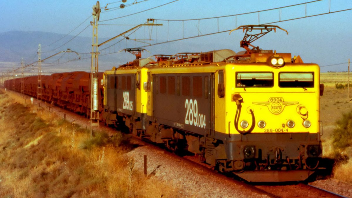 Doble composición de locomotoras 289 con un tren de tolvas de mineral de hierro dirección Almería en 1996.