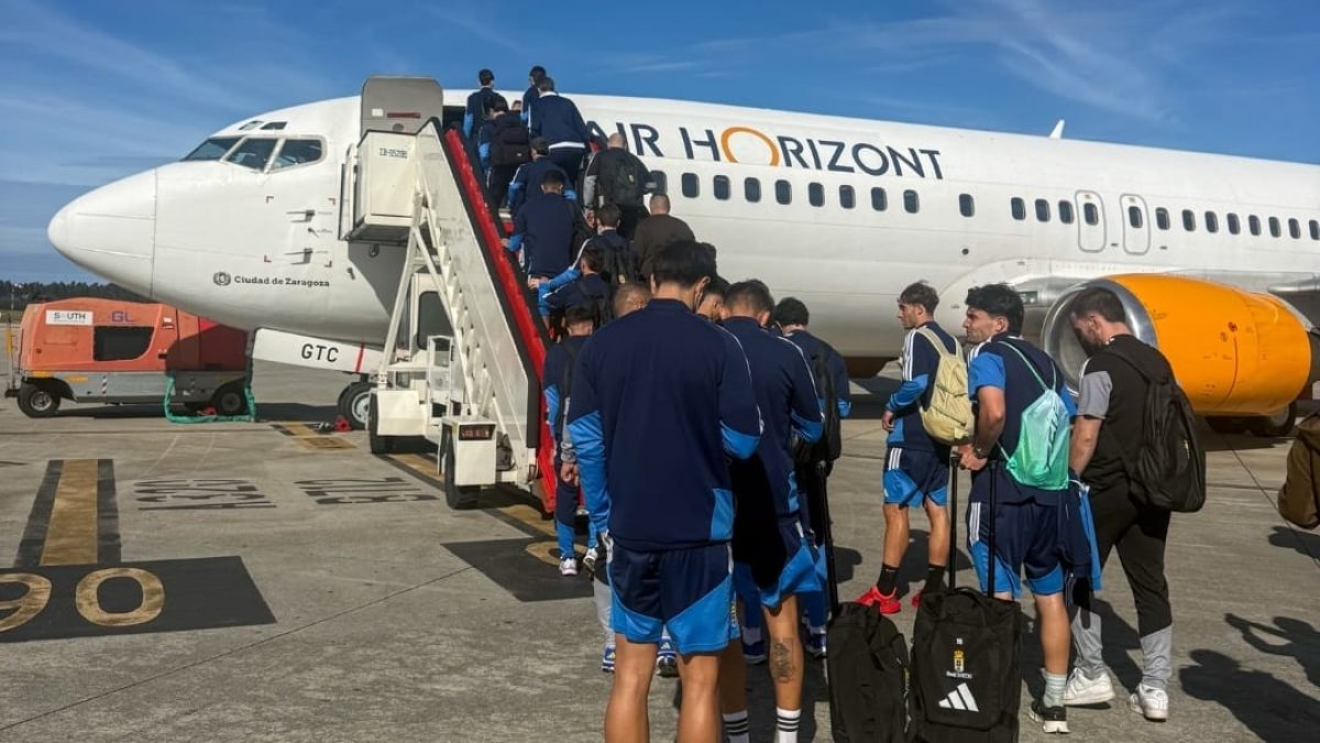 Los futbolistas del Oviedo, rumbo a Almería.