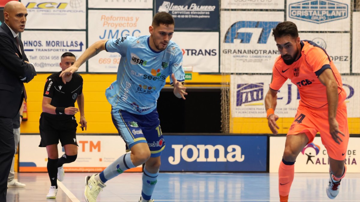 Lance del encuentro entre el Surseeds El Ejido Futsal y el Barça Futsal.