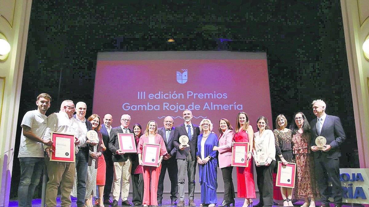 Foto de familia de todos los premiados junto a las autoridades y miembros de la Organización de Productores Pesqueros de Almería.