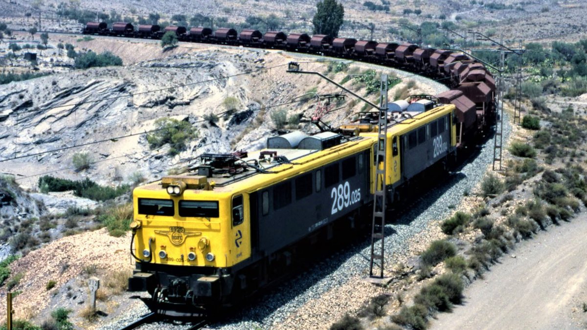 El adiós de Almería a un tren que marcó una época y nunca volverá