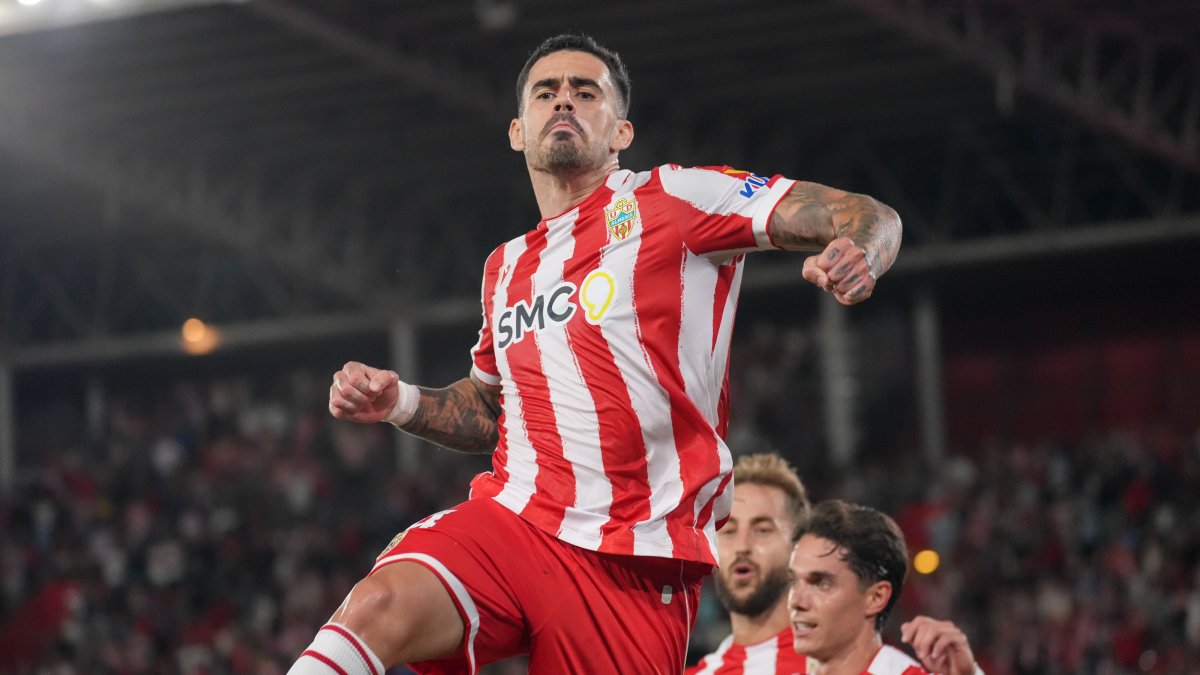 Miguel de la Fuente salta de alegría tras anotar su séptimo gol.