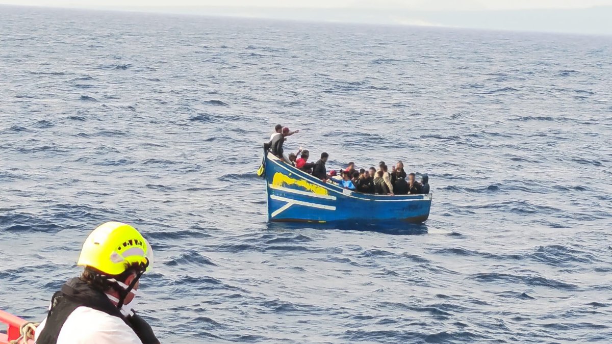 Archivo - Salvamento Marítimo intercepta una patera.