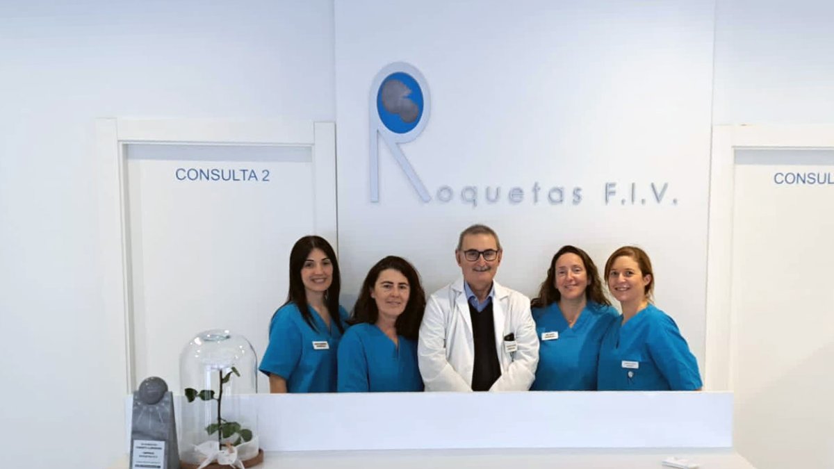 El Dr. Khouri junto a su equipo de Roquetas F.I.V.