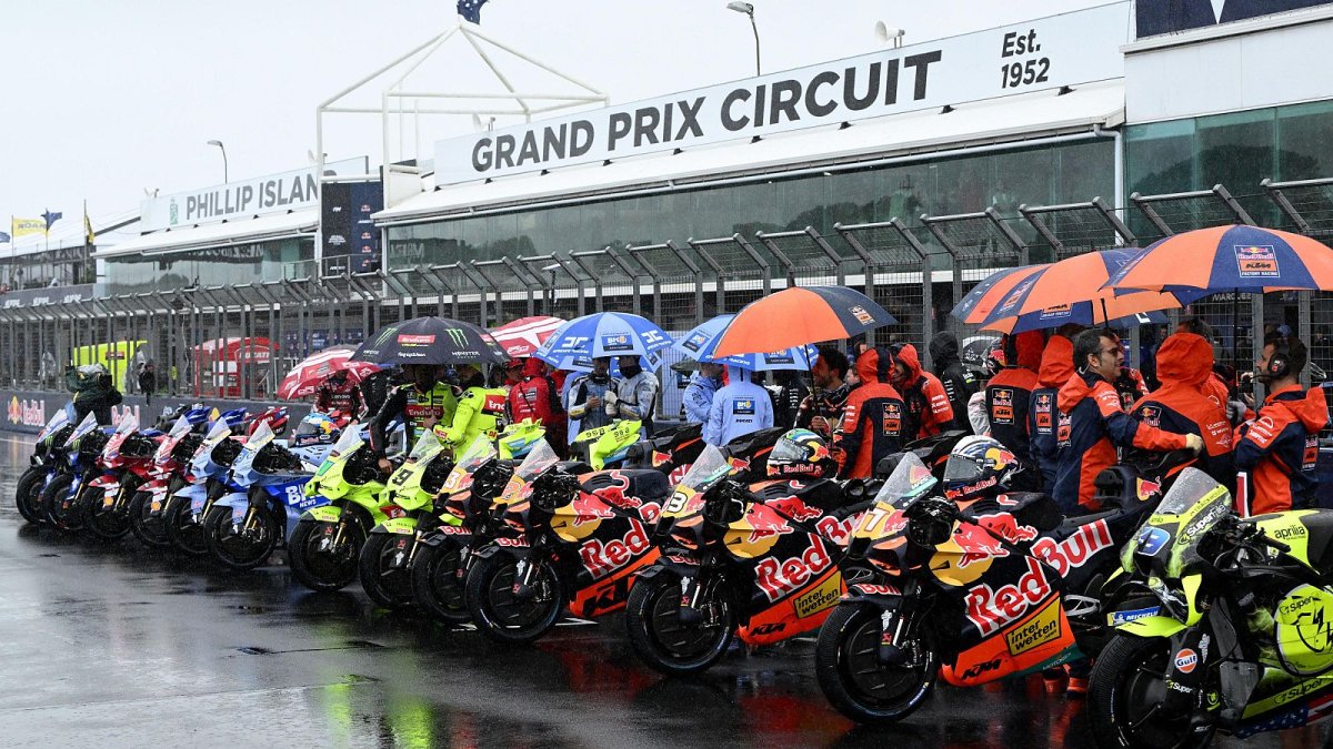 Los pilotos de MotoGP, encabezados por el ídolo local Jack Miller, se despidieron de Phillip Island con una vuelta de honor al circuito.