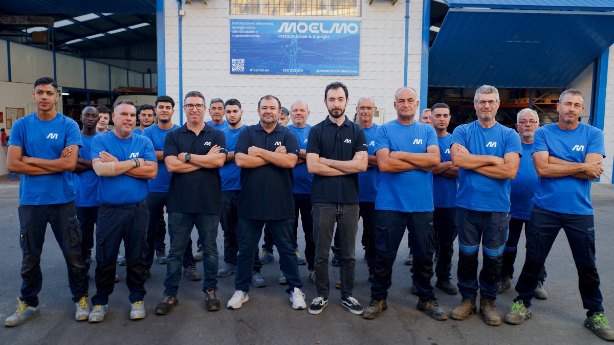 El equipo de MOELMO, empresa almeriense especializada en instalaciones eléctricas y energía.