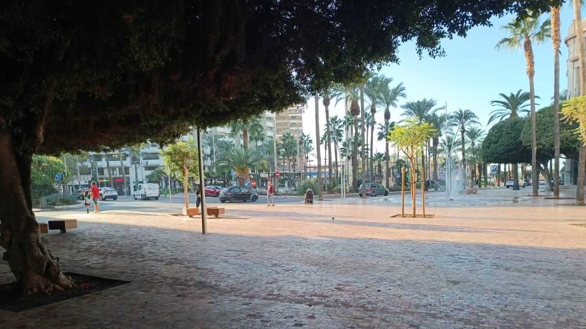 La Plaza Circular, vacía tras el adiós de la acampada protesta por la vivienda en el centro de Almería.