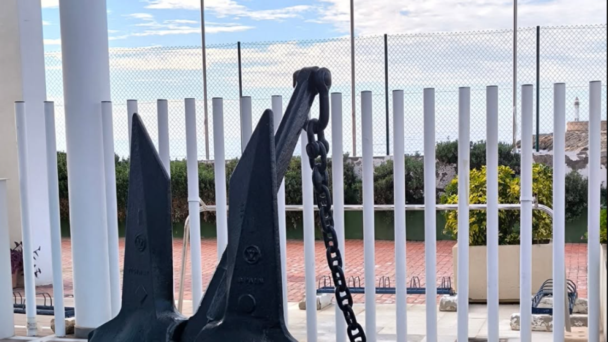 Ancla de la corbeta Cazadora, expuesta ahora en el Club de Mar de Almería.