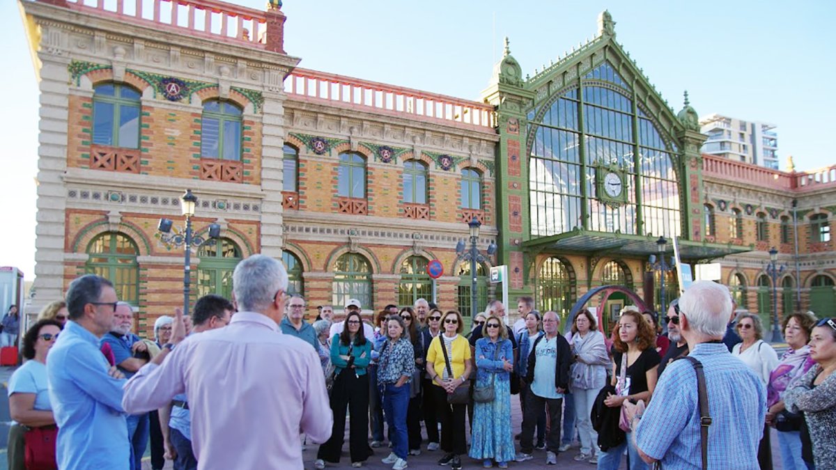 Visita de Amigos de la Alcazaba a la Estación del Ferrocarril.