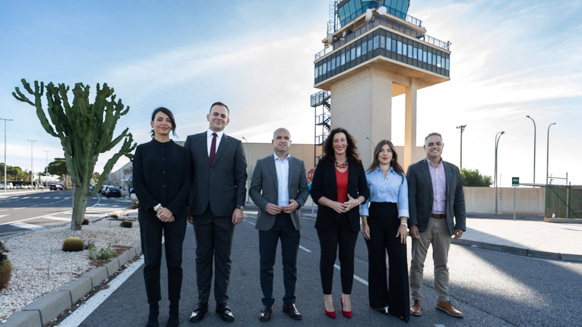 Las administraciones han dado la bienvenida al primer vuelo procedente de Bucarest.