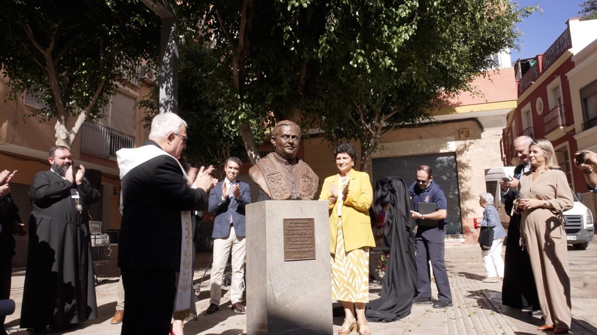 Inauguración del monumento a Benedicto XVI a espaldas de la Catedral de Almería.