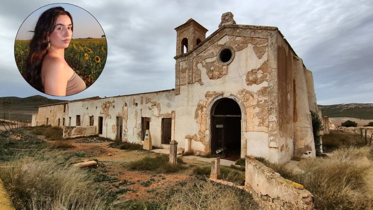 Imagen de la 'influencer' Ariane Hoyos junto a una fotografía del Cortijo del Fraile.