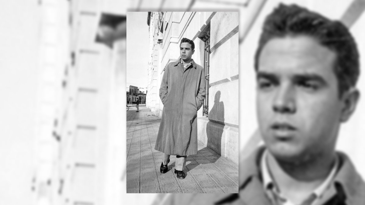 Francisco Iglesias en sus años de juventud, paseando por la calle Javier Sanz, a la altura del instituto, envuelto en el abrigo con el cruzó la adolescencia.
