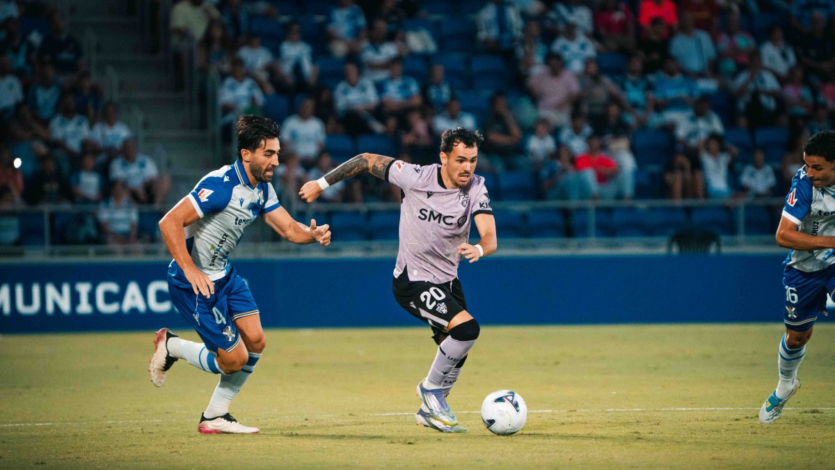 Álex Sola volverá a disfrutar del fútbol defendiendo al Almería.