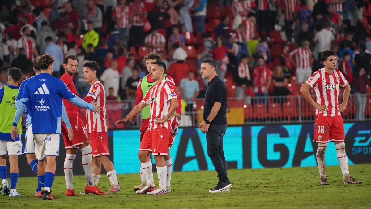Los jugadores del Almería saludando a su afición con Pimienta a la cabeza.