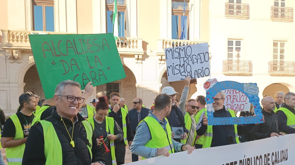 Concentración a las puertas del Ayuntamiento de Almería, en la Plaza Vieja, de los empleados de Surbus en huelga.