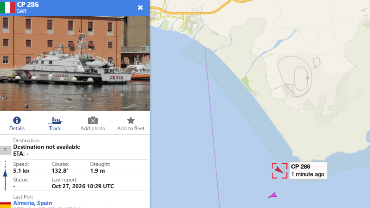 El buque de la Guardia Costera de Italia, localizado junto al faro de Cabo de Gata.