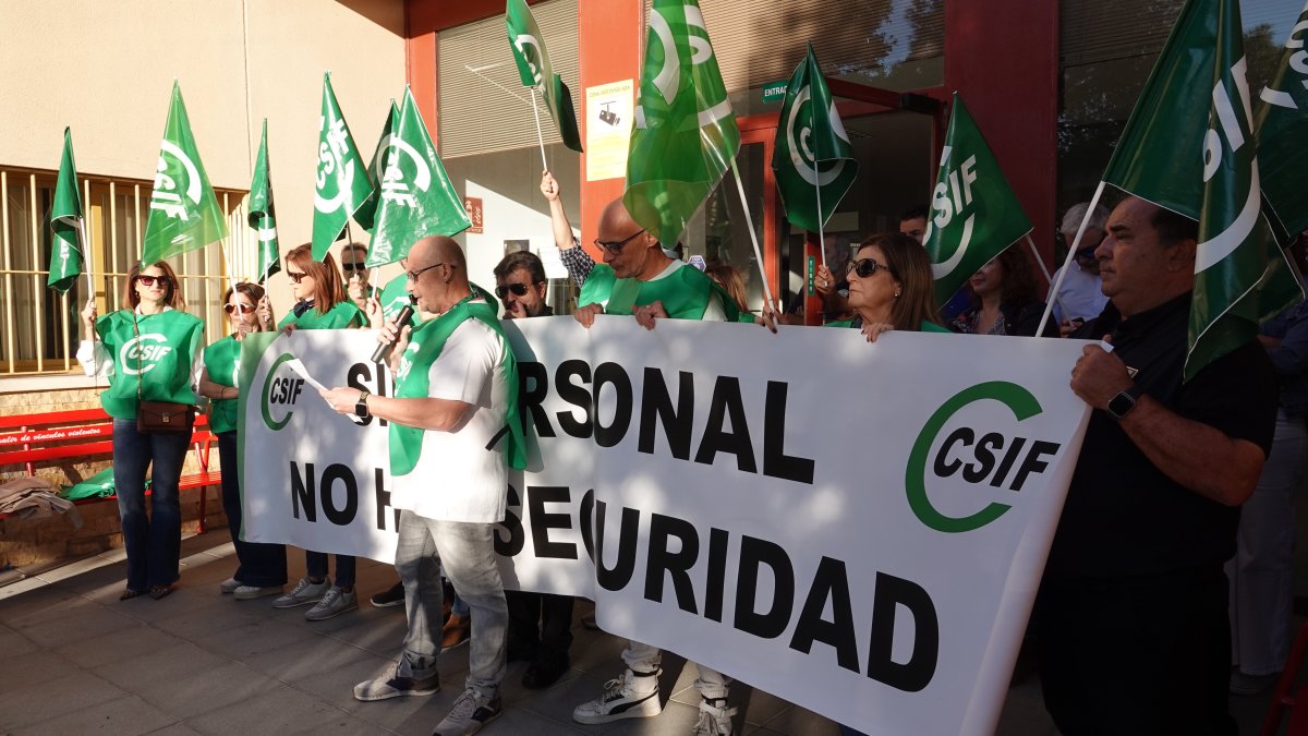 Delegados de CSIF concentrados a las puertas de la prisión de El Acebuche en protesta por la falta de personal.