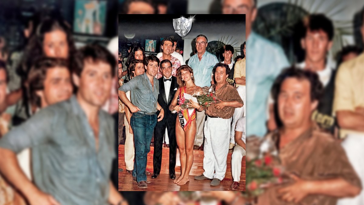Foto de la discoteca ‘Crisis’ en la que aparecen José María Rosell (socio), Teo López (propietario), Pedro Llorca (arquitecto), Javier Rapallo y Joaquín Pérez (dueño de la tienda La Sirena) en el concurso de Miss Bikini.