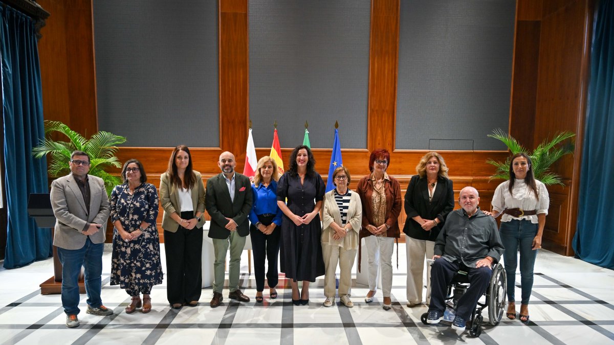 Foto de familia tras la firma de los nueve convenios del Ayuntamiento de Almería.