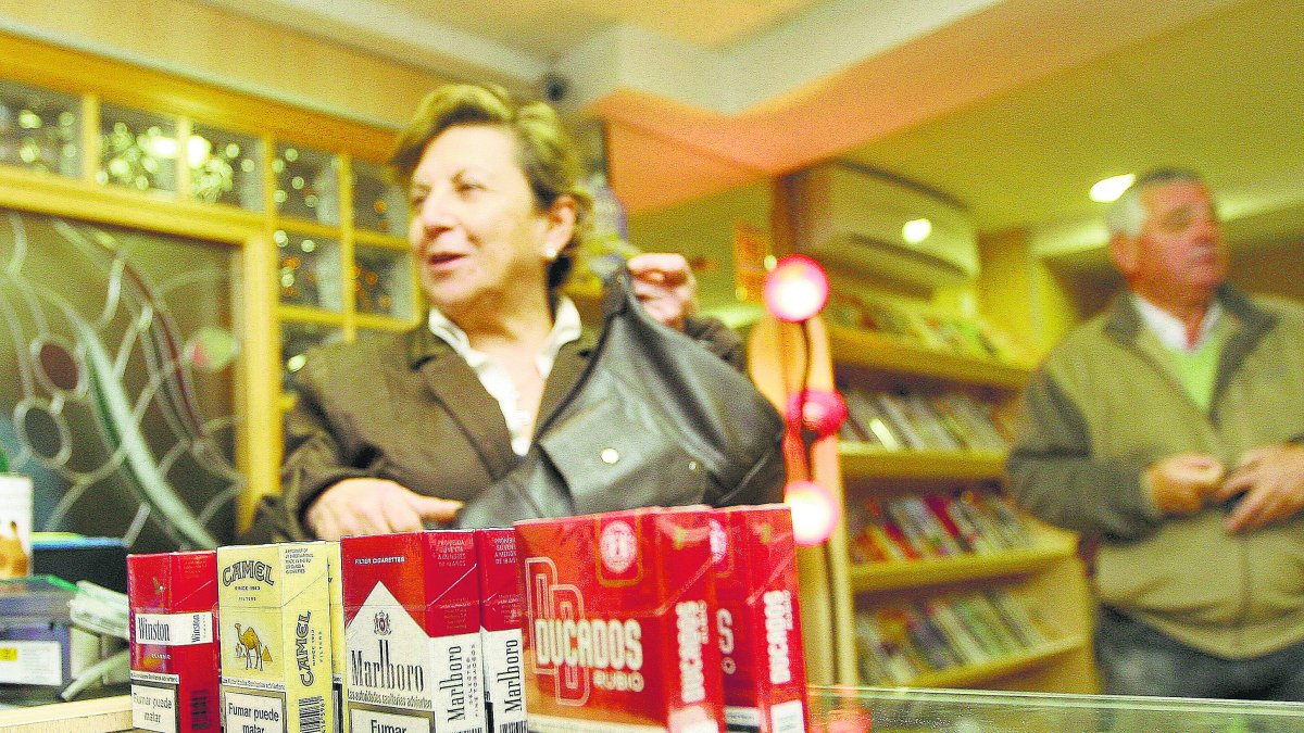 Clientes en una expendeduría de tabacos en Almería.