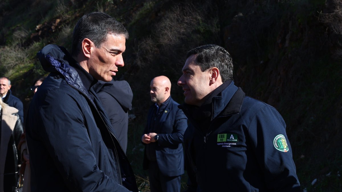 Archivo - El presidente del Gobierno, Pedro Sánchez (i), saluda a los responsables de los Servicios de Eemergencias qeu trabajan en la zona afectada por el accidente ferroviario ocurrido en Adamuz.