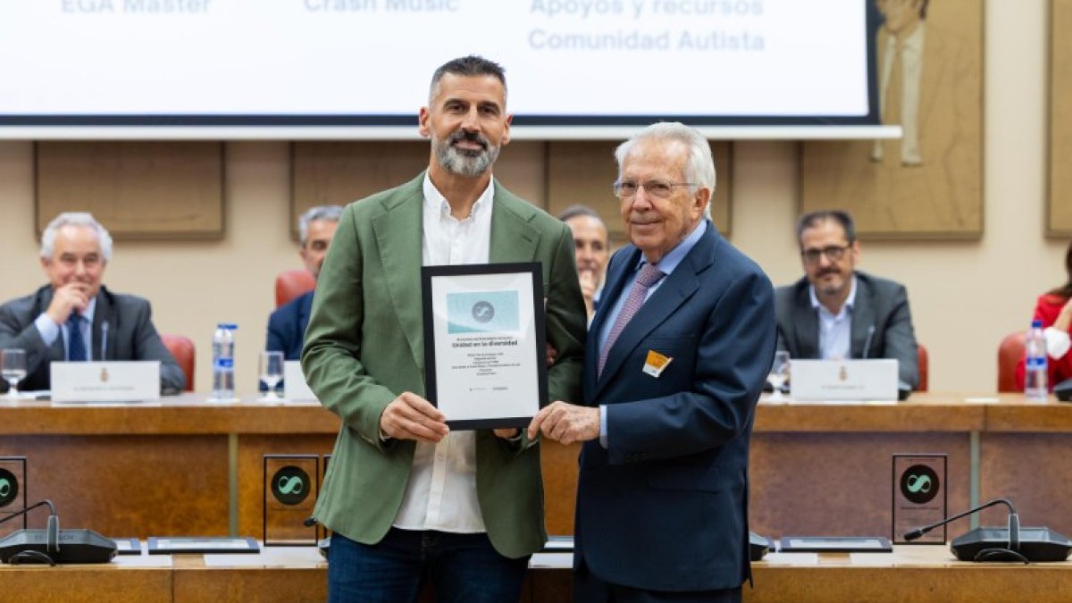Recibiendo el galardón en el Congreso de los Diputados.