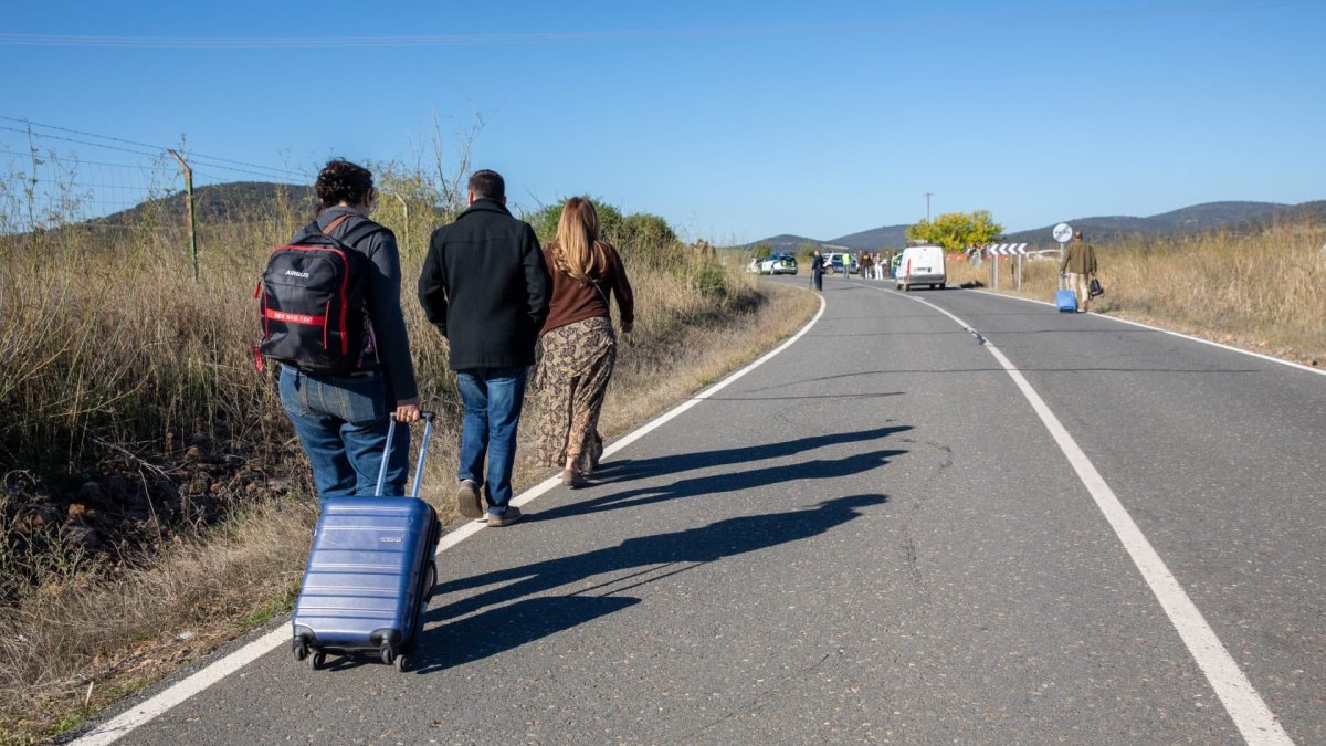 Los vecinos de Urda se movilizan para socorrer a las personas accidentadas en los trenes.