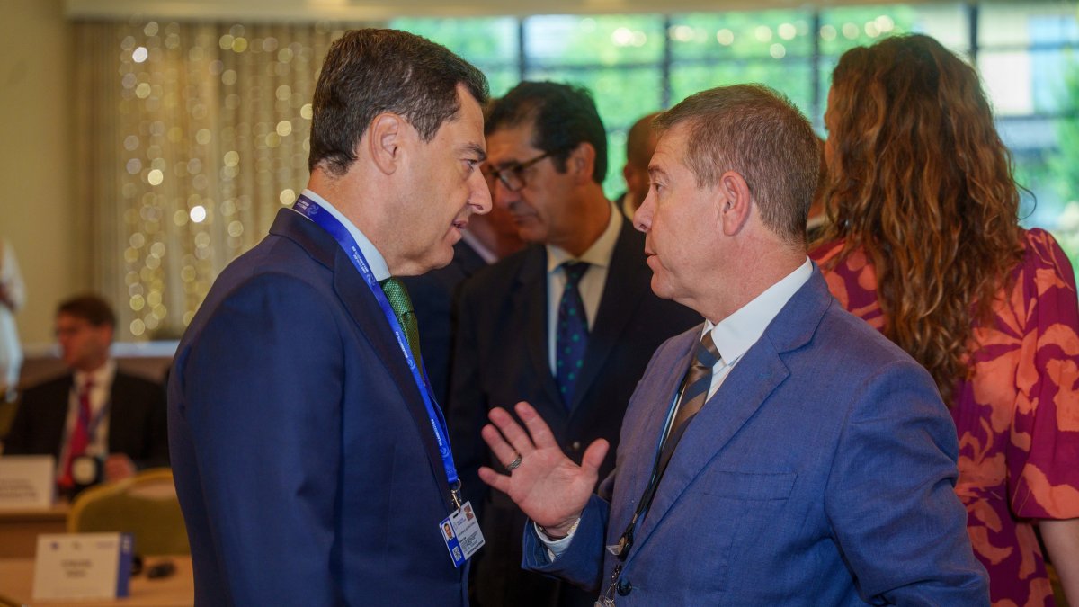 Archivo - El presidente de la Junta de Andalucía, Juanma Moreno (i), conversa con el de la Junta de Comunidades de Castilla-La Mancha, Emiliano García-Page (d), al inicio de la reunión de la Mesa del Comité de las Regiones (CdR) en Irlanda. (Foto de archi