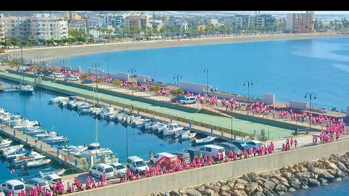 Marea rosa de solidaridad en Adra
