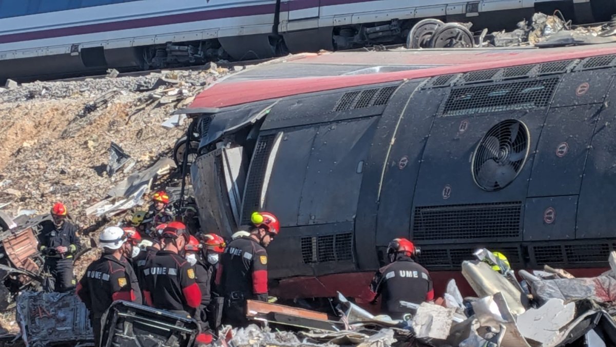 Efectivos de la Unidad Militar de Emergencias (UME) trabajan en el accidente ferroviario de Urda (Toledo).