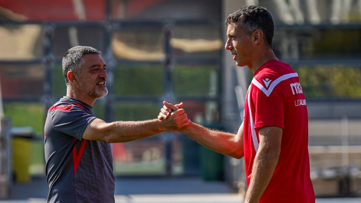 Saludo entre Pimienta y Vesga en el entrenamiento de este miércoles, ya que el vasco se reincorpora con el grupo.