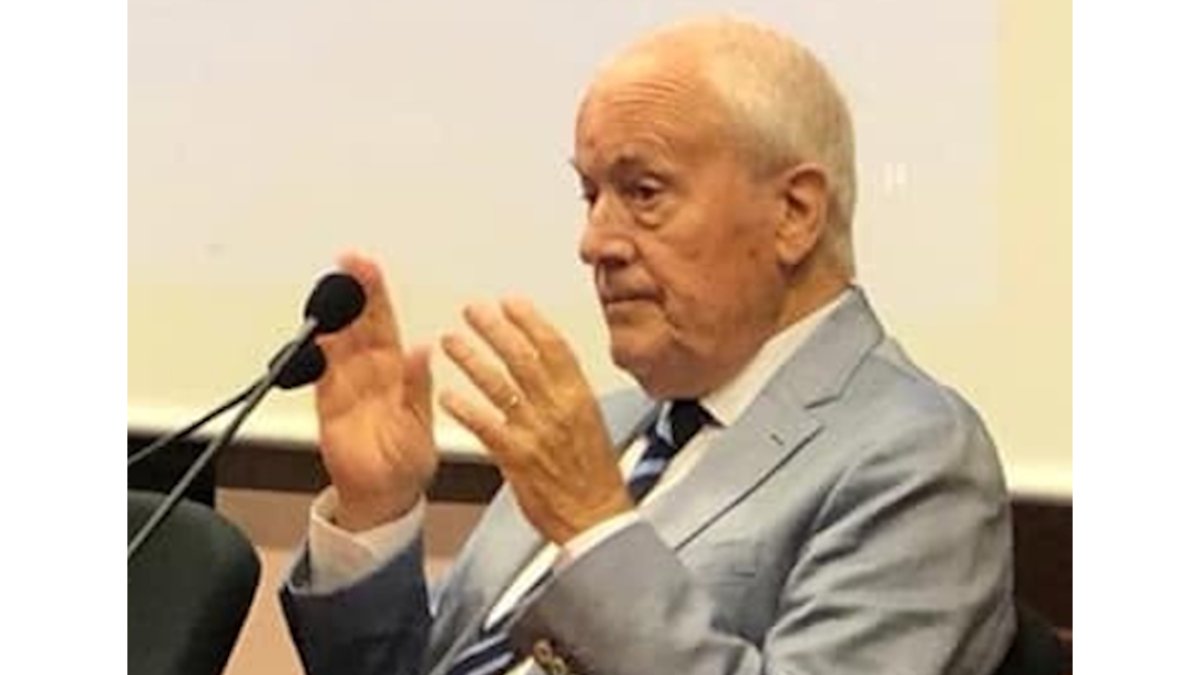 El virgitano Fermín Alcoba en un curso de verano.