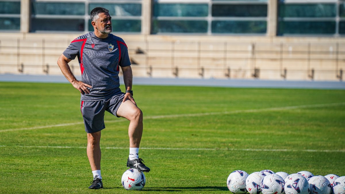 García Pimienta recupera a Mikel Vesga para la complicada visita al Eibar, que lleva 22 puntos, tres menos que el Almería.