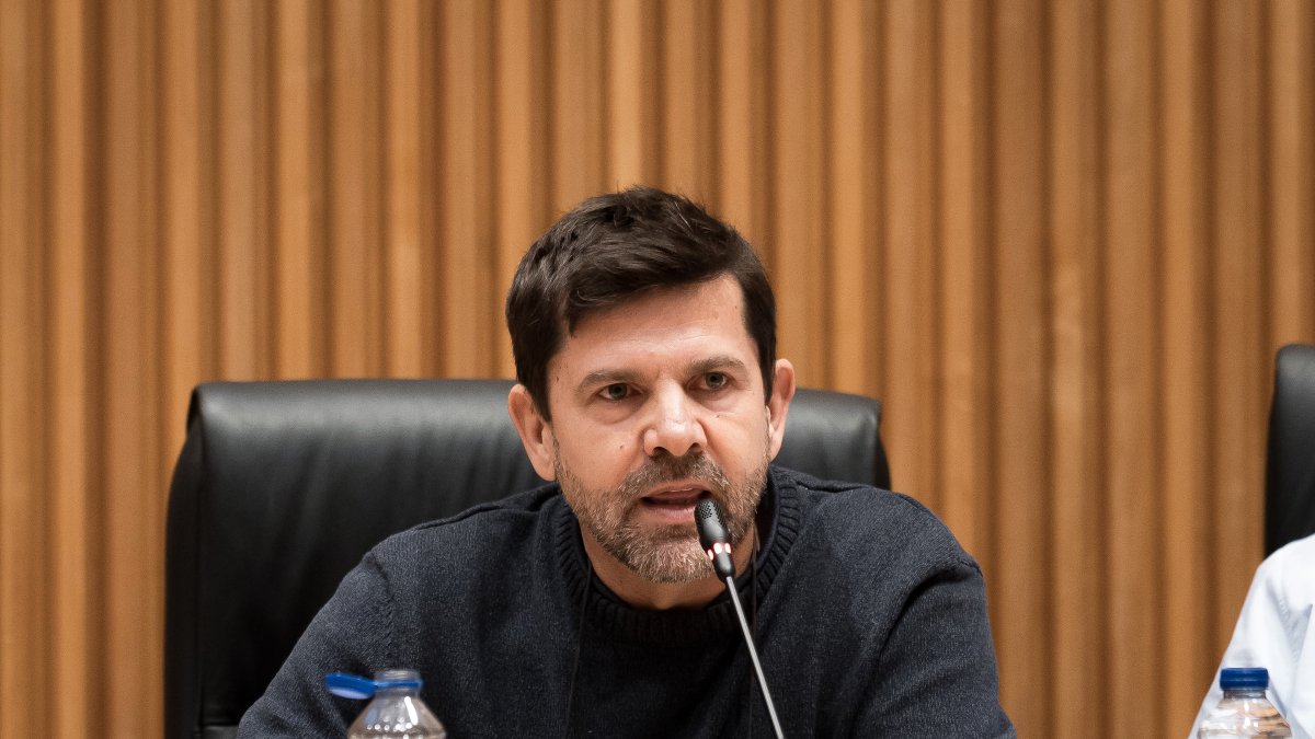 El presidente de la Plataforma Víctimas Alvia 04155, Jesús Domínguez, durante el encuentro ‘Voces de la Tragedia’, en el Congreso de los Diputados, a 8 de octubre de 2026, en Madrid (España). La Asociación de Víctimas del Descarrilamiento de Adamuz y la F