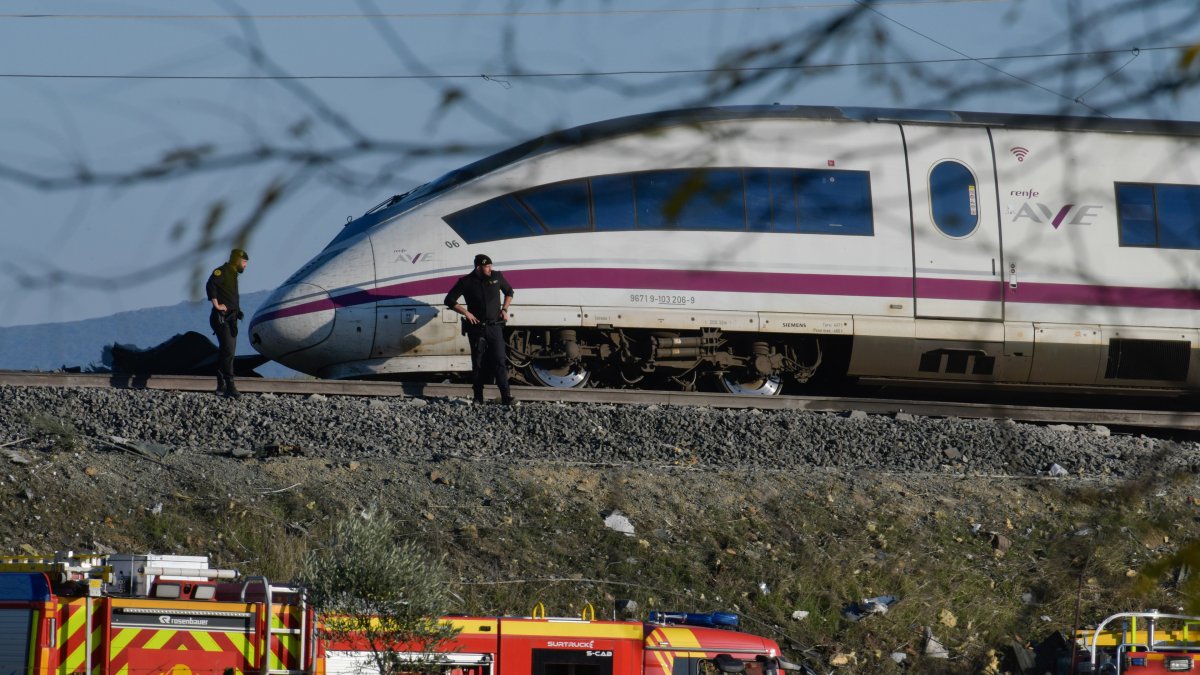Agentes de los Servicios de Emergencias trabajan en el lugar de los hechos, a 28 de octubre de 2026, en Urda, Toledo, Castilla-La Mancha (España).