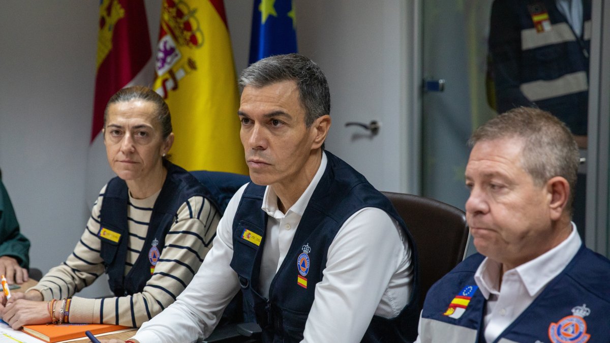 (I-D) La secretaria general de Protección Civil y Emergencias, Virginia Barcones; el presidente del Gobierno, Pedro Sánchez, y el presidente de Castilla-La Mancha, Emiliano García-Page, durante la reunión del Cecopi.