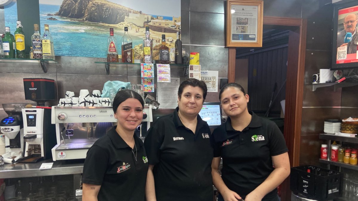 Rut de las Heras, junto al equipo actual del bar.