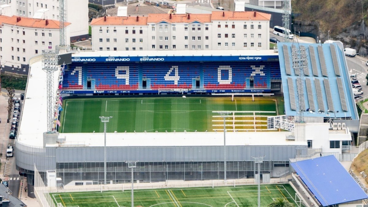 El campo de Ipurua, con capacidad para 8.050 espectadores, es uno de los más complicados para sumar de todo el fútbol español.