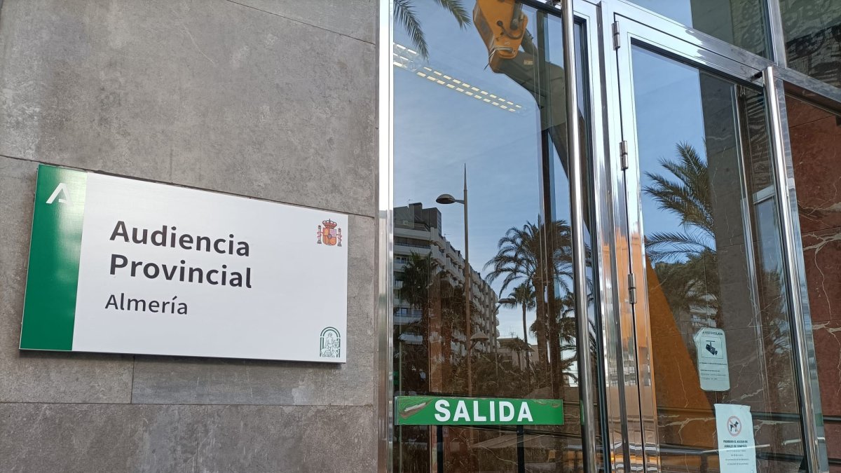 Archivo - Entrada de la Audiencia Provincial de Almería.