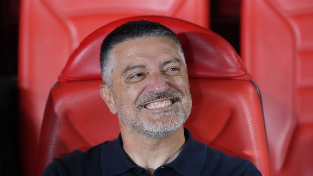 García Pimienta en el banquillo del Estadio de los Juegos Mediterráneos.