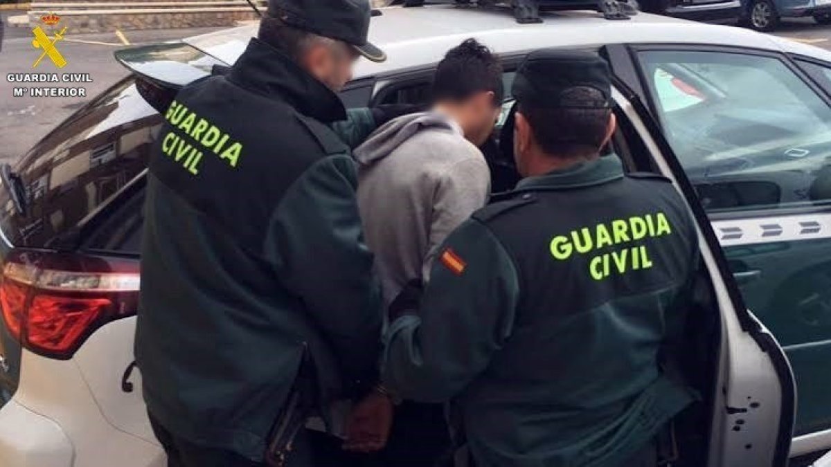 Agentes de la Guardia Civil durante una de las detenciones en Las Norias de Daza, en El Ejido (Almería).