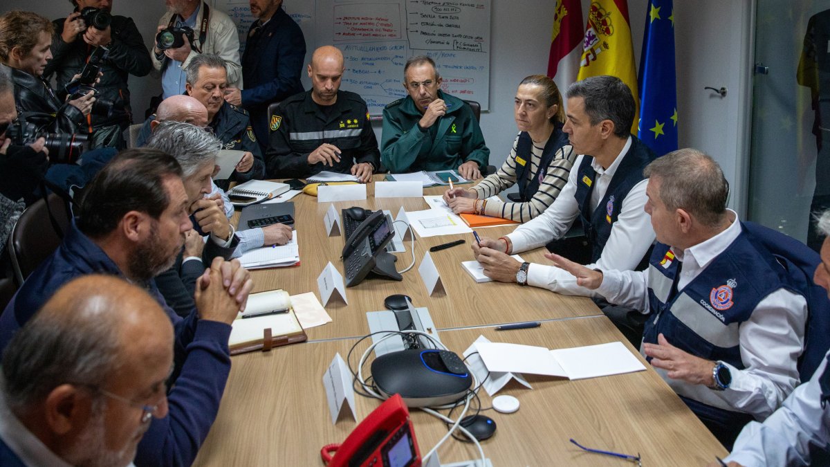 El ministro de Transportes y Movilidad Sostenible, Óscar Puente; el ministro de Interior, Fernando Grande Marlaska; el presidente del Gobierno, Pedro Sánchez,en la reunión del Cecopi.