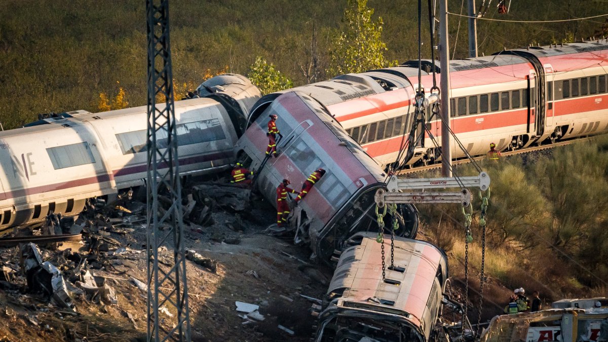 Efectivos de la UME trabajan en los vagones descarrilados en la zona del accidente ferroviario en Urda (Toledo) este jueves.