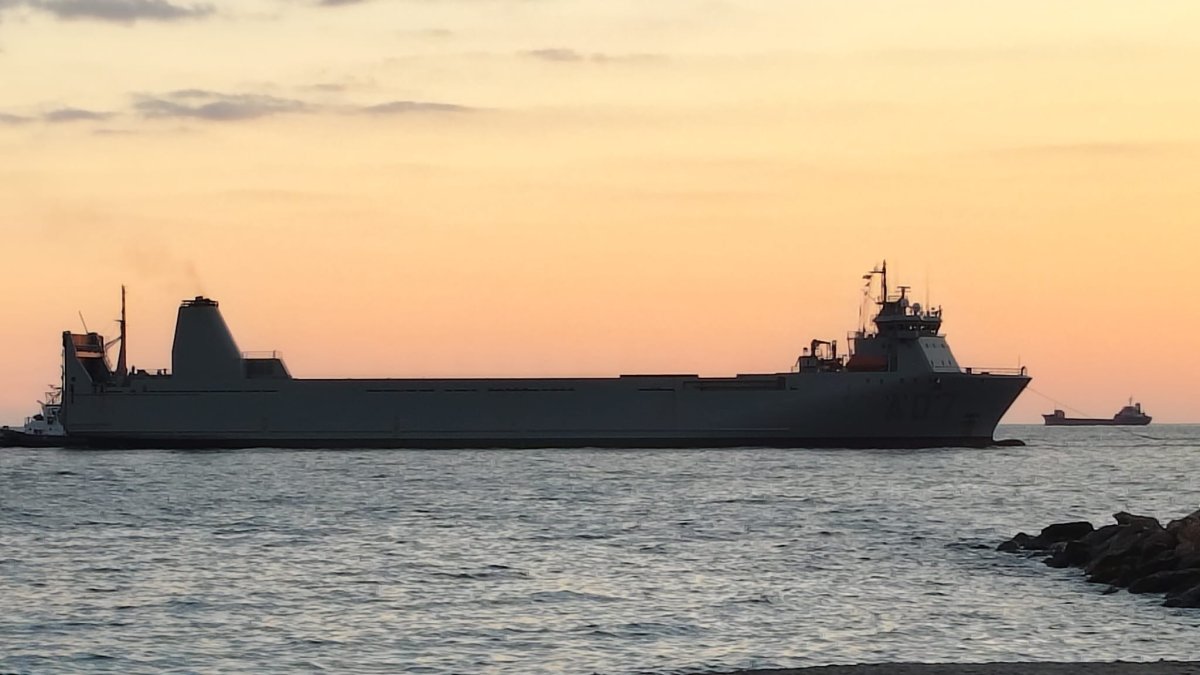Instante en el que 'El Camino Español' encaraba su entrada hacia la bocana del Puerto de Almería este jueves.