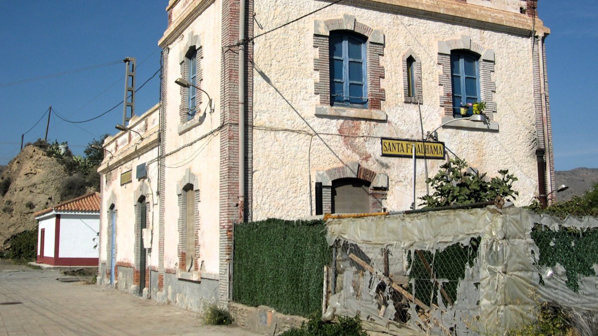Estación de Santa Fe, construida a finales del siglo XIX como una de las obras que dejó la llegada a Almería del tren.