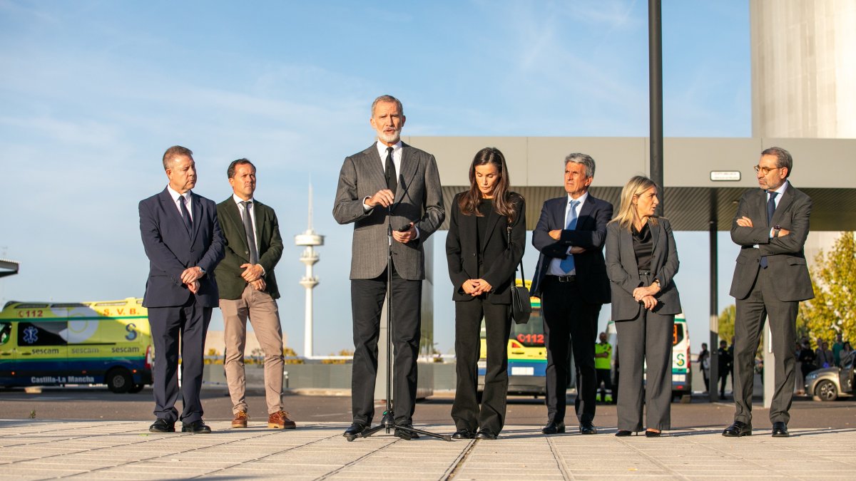 Los Reyes Felipe VI y Letizia, la ministra de Educación, Formación Profesional y Deportes, Milagros Tolón, el presidente de Castilla-La Mancha, Emiliano García-Page, y el delegado del Gobierno de Castilla-La Mancha, José Pablo Sabrido, durante una visita